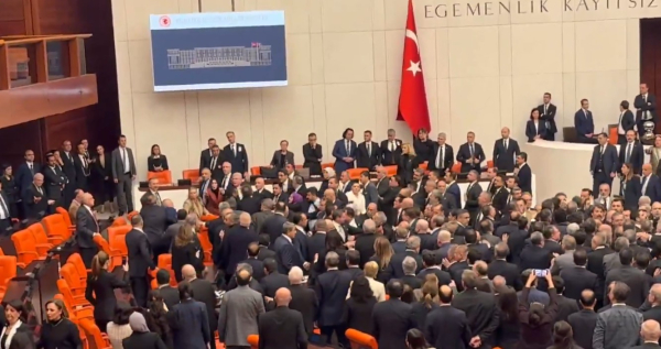 Έπεσαν μπουνιές μέσα στο κοινοβούλιο της Τουρκίας: Άγριος καβγάς μεταξύ βουλευτών (Βίντεο)