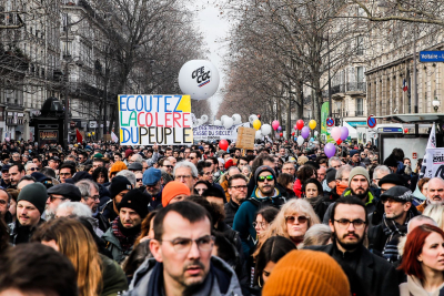 Γαλλία: Μαζική συμμετοχή στις διαδηλώσεις κατά του ασφαλιστικού του Μακρόν