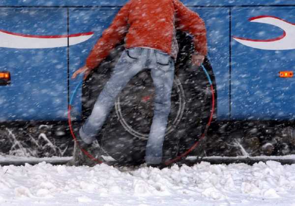 Προβλήματα στο οδικό δίκτυο από τον χιονιά - Πού χρειάζονται αλυσίδες
