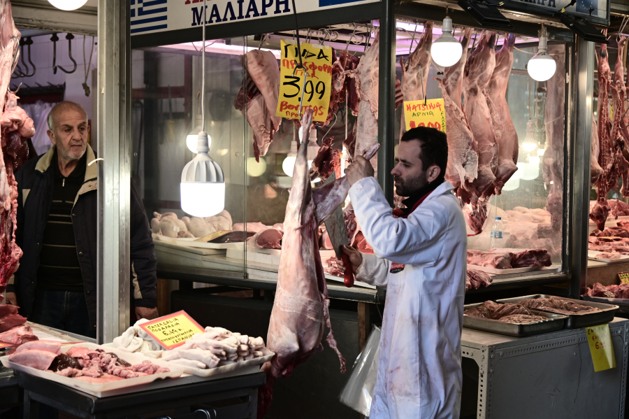 Πάσχα: Κίνηση στις αγορές για τα τελευταία ψώνια και δώρα πριν το τραπέζι