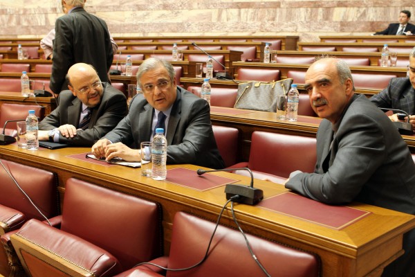 Βγήκαν «μαχαίρια» στην ΝΔ μετά το «ξήλωμα» Παπακώστα - Στήριξη από Αντώναρο