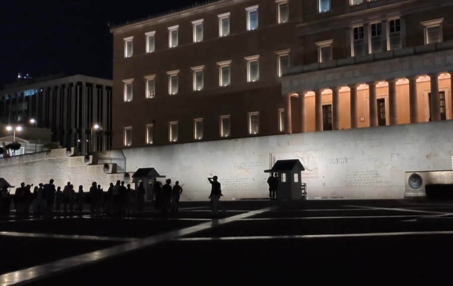 Μπλακ άουτ στο Σύνταγμα: Εκτός λειτουργίας τα φανάρια και ο φωτισμός στην Αμαλίας