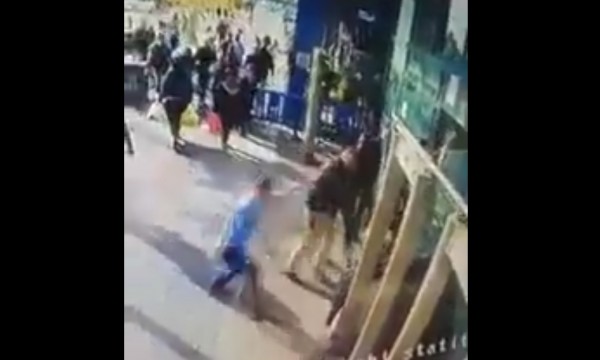 Καρέ καρέ η επίθεση παλαιστίνιου με μαχαίρι σε ισραηλινό φύλακα