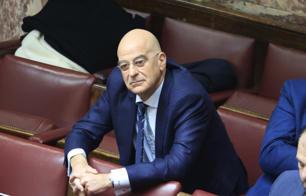 Κάτι τρέχει με τον Δένδια