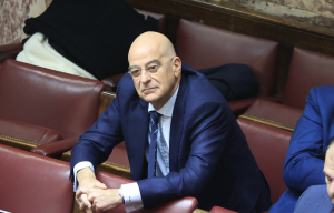 Κάτι τρέχει με τον Δένδια