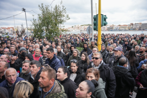Στους δρόμους οι αγρότες της Λέσβου: Ζητούν μέτρα στήριξης της κτηνοτροφίας (Εικόνες)