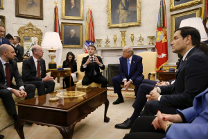 Τραμπ: Ο πόλεμος θα τελειώσει σε εβδομάδες αν είμαστε έξυπνοι - Η αναφορά στην Ελλάδα και η ένσταση Μακρόν