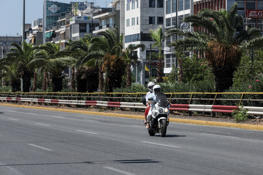 Εξωτικός «αέρας» στην Συγγρού: Γέμισε φοίνικες η λεωφόρος (Εικόνες)