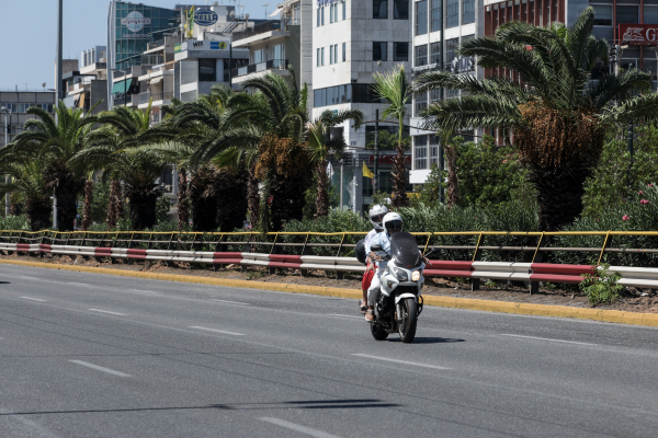 Εξωτικός «αέρας» στην Συγγρού: Γέμισε φοίνικες η λεωφόρος (Εικόνες)