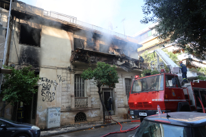 Βελτιωμένη η εικόνα της φωτιάς στην Καλλιθέα - Στο νοσοκομείο δύο τραυματίες