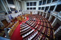 Νέα κόντρα για το αγροτικό στη Βουλή: «Δεν νιώσατε ντροπή για τον “Φραπέ” και τη “γαλάζια ομερτά;”»