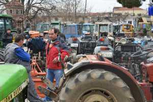 Μπλόκα αγροτών: Τα τρακτέρ «εισβάλλουν» στη Βέροια