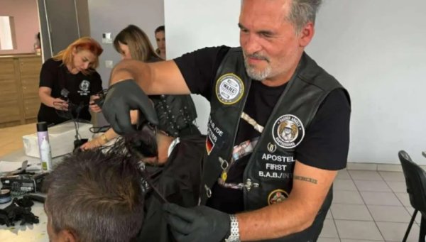 Θεσσαλονίκη: Έλληνες και Γερμανοί κομμωτές κούρεψαν και καλλώπισαν δωρεάν αστέγους