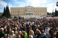 Οι πλατείες αλλάζουν το πολιτικό κλίμα - Προ ημερησίας ζητούν ΣΥΡΙΖΑ και ΚΚΕ - Όχι στη συγκάλυψη λένε οι πολίτες