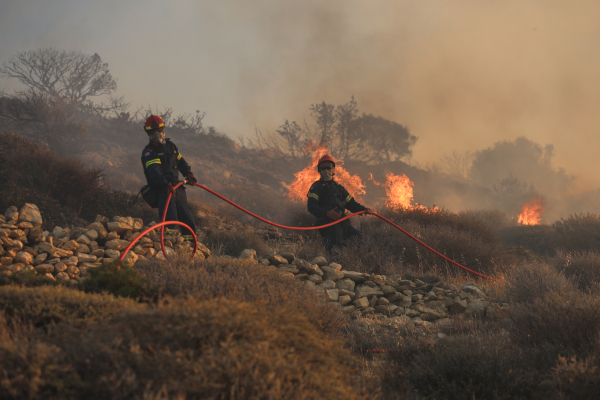 Φωτιά στην Ιεράπετρα: Εικόνες καταστροφής, σε συναγερμό η πυροσβεστική για νέες αναζωπυρώσεις
