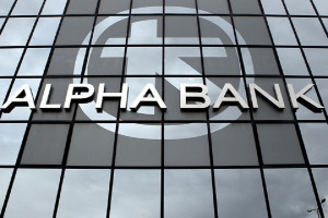 Bloomberg: Η Alpha Bank προετοιμάζει δύο πωλήσεις χαρτοφυλακίων «κόκκινων δανείων»