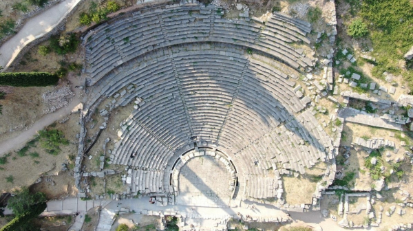 Ποιες επεμβάσεις γίνονται για την αποκατάσταση του αρχαίου θεάτρου Δελφών