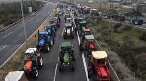 Μπλόκα αγροτών: Κλειστή παραμένει από το μεσημέρι η εθνική οδός Θεσσαλονίκης - Σερρών