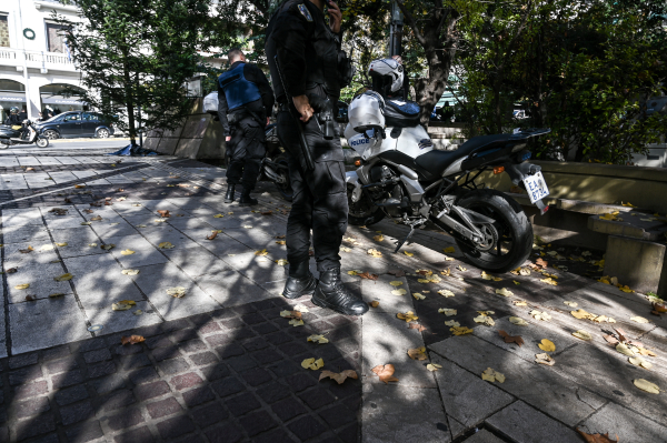 Συνελήφθησαν 15χρονοι για ληστεία σε κατάστημα στον Εύοσμο, ήθελαν να μιμηθούν βίντεο κλιπ των τράπερ!