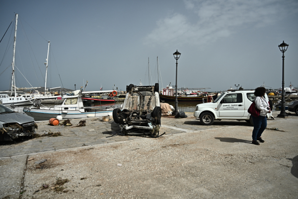 Κυκλάδες, η επόμενη μέρα: Δρόμοι μέσα στη λάσπη, αυτοκίνητα έφτασαν στο λιμάνι - Τραγικές εικόνες