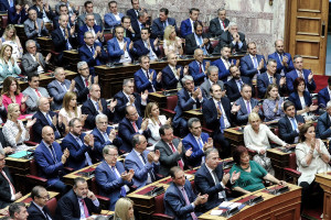 Προγραμματικές δηλώσεις - Βουλή: Μόνο οι βουλευτές της ΝΔ χειροκρότησαν την απουσία της Χ.Α. από τα έδρανα