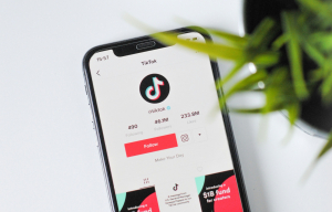 Ο «πόλεμος» του TikTok: Ποιες χώρες και γιατί θέλουν να το «κόψουν»
