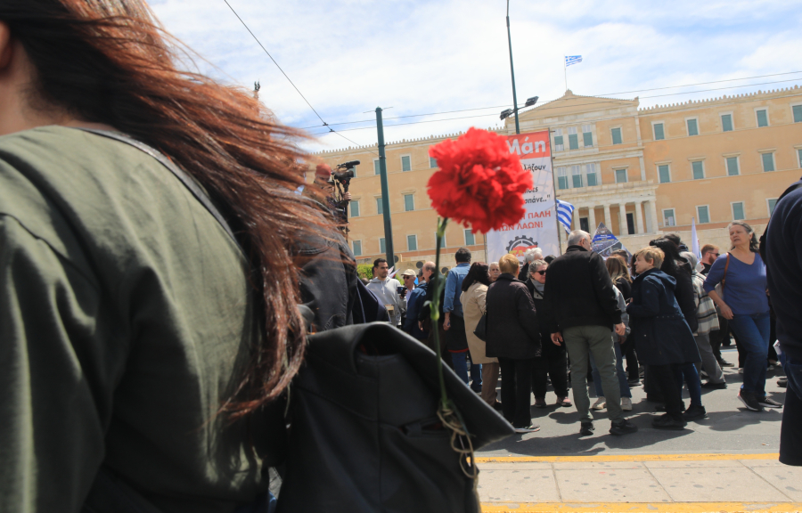 Με γαρύφαλλα, υψωμένες γροθιές και συνθήματα στις συγκεντρώσεις για την Πρωτομαγιά