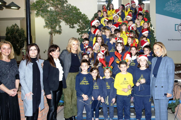 Μοίρασε δώρα και χαμόγελα στα παιδιά η κ. Μητσοτάκη: Στο νοσοκομείο Παπαγεωργίου (pic)