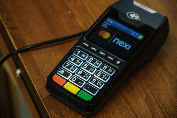 Αυστηρότερο πλαίσιο για πληρωμές άνω των 500 ευρώ - Πρόστιμο διπλάσιο της συναλλαγής