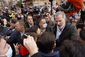 «Δολοφόνοι»: Ισπανοί πληγέντες ξεσπούν πετώντας λάσπη στον βασιλιά Φελίπε (Βίντεο)