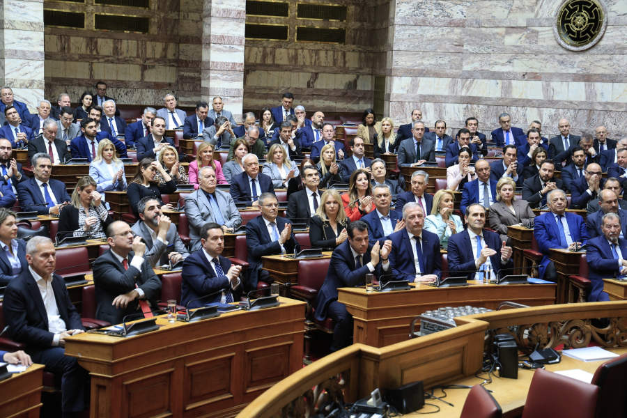 ΚΟ ΝΔ: Από το «χάνουμε παντού» και «το κορμί μου μετράει πληγές», στο «εμίρηδες και κακομοίρηδες»