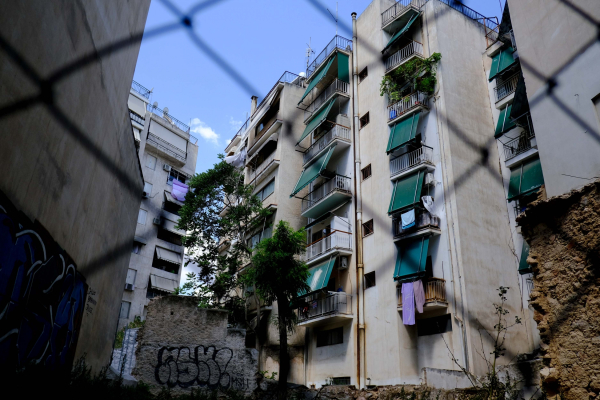 Όταν το σπίτι μετατρέπεται σε επενδυτικό προϊόν: Η κερδοσκοπία τροφοδοτεί τη στεγαστική κρίση στην ΕΕ, απροστάτευτοι οι ενοικιαστές στην Ελλάδα