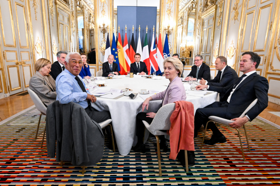 Η νέα εποχή στις σχέσεις με τις ΗΠΑ βρίσκει διχασμένη και σε σοκ την Ευρώπη