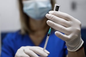 Νέα μετάλλαξη του κορονοϊού «στέλνει» νωρίτερα τους Άγγλους για εμβόλιο