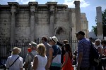 Έκαναν τους τουρίστες και ζητούσαν οδηγίες - Έτσι δρούσε η σπείρα των πορτοφολάδων