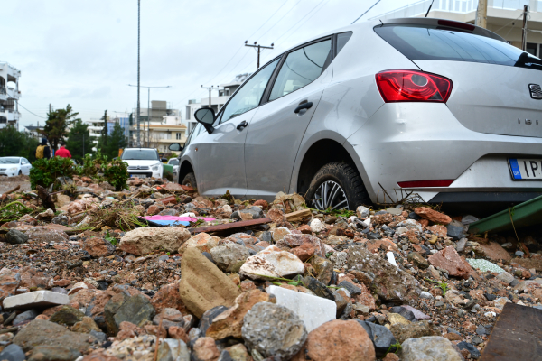 Κακοκαιρία στην Αττική: Πώς και από ποιον αποζημιώνονται τα κατεστραμμένα οχήματα – Τι ισχύει με την ασφάλιση