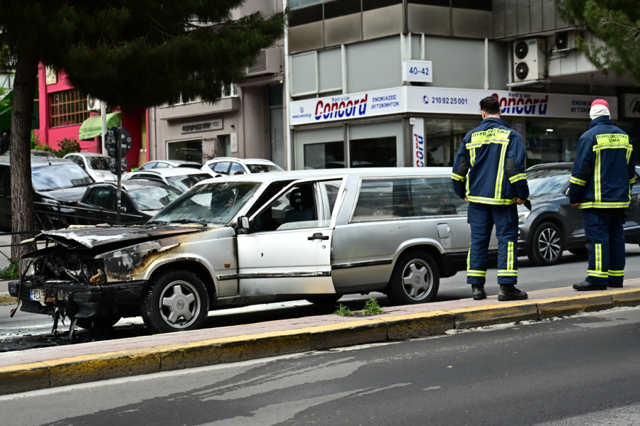 Νεκροφόρα πήρε φωτιά εν κινήσει στη λεωφόρου Συγγρού (Βίντεο)