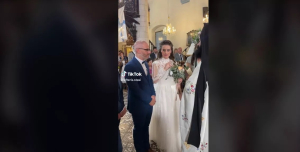Ρίγη συγκίνησης με νύφη που μεταφέρει με νοηματική στον γαμπρό τα λόγια του ιερέα