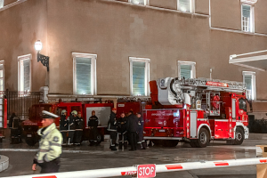 Κλιμάκιο του ΤΕΕΜ «σαρώνει» τη Βουλή μετά την απειλή για βόμβα (Βίντεο)