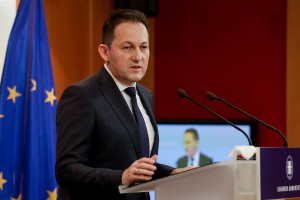 Πέτσας: Αυτή είναι η ευθύνη του ΣΥΡΙΖΑ για απουσία Ελλάδας από τη διάσκεψη στο Βερολίνο