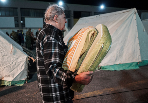 Αρκαλοχώρι: «Βροχή» οι πλειστηριασμοί, άνθρωποι ζουν σε κοντέινερ 32 μήνες μετά τον σεισμό