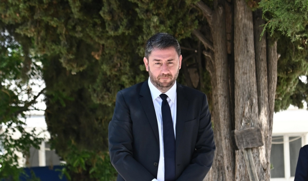 Ένα λευκό τριαντάφυλλο στο μνήμα της Φώφης Γεννηματά, από τον Νίκο Ανδρουλάκη