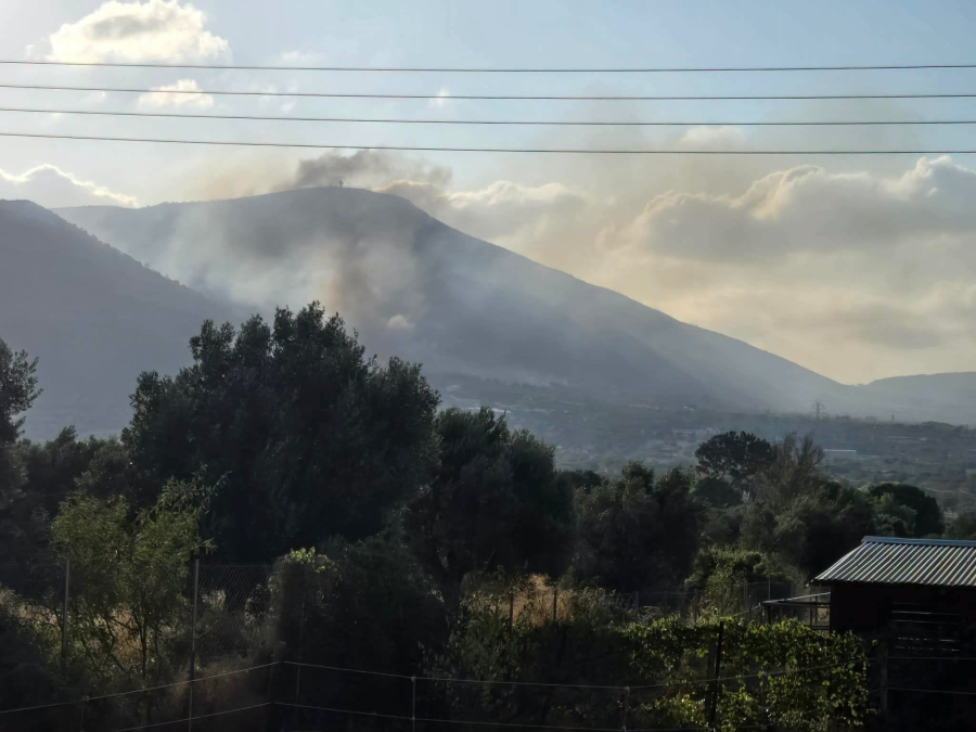 Φωτιά τώρα στον Κουβαρά Αττικής, μήνυμα από το 112 για εκκένωση του Αγίου Στυλιανού