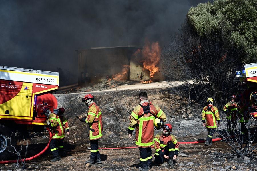 Υπό έλεγχο η φωτιά στον Κουβαρά Αττικής: Τεράστια η κινητοποίηση της Πυροσβεστικής