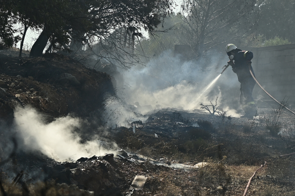 Καλύτερη εικόνα της φωτιάς στον Κουβαρά Αττικής: Συνεχίζεται η μάχη με διάσπαρτες εστίες