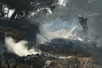 Καλύτερη εικόνα της φωτιάς στον Κουβαρά Αττικής: Συνεχίζεται η μάχη με διάσπαρτες εστίες