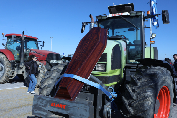 Χριστούγεννα στα μπλόκα οι αγρότες: Κλείνουν νέοι δρόμοι τις επόμενες ώρες