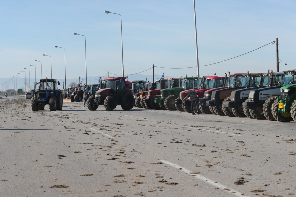 Χριστούγεννα στα μπλόκα οι αγρότες: Κλείνουν νέοι δρόμοι τις επόμενες ώρες
