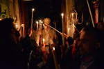 Από φωτιά πάνω στην Αγία Τράπεζα, μοιράστηκε το Άγιο Φως σε εκκλησία της Άνω Πόλης στη Θεσ/νικη