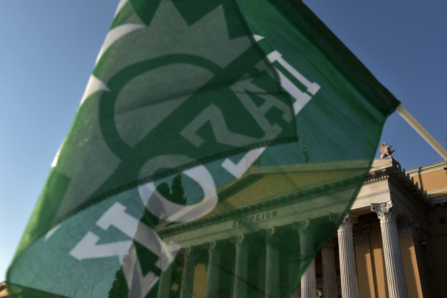 Στον Όλυμπο υψώθηκε η σημαία του ΠΑΣΟΚ (εικόνα)